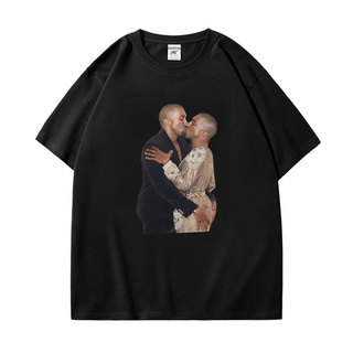 เสื้อผ้าผชเสื้อยืด ผ้าฝ้าย 100% พิมพ์ลายกราฟฟิค Kanye West Kissing สไตล์ฮิปฮอป เรโทร เหมาะกับฤดูร้อน สําหรับผู้ชายS-5XL