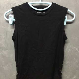 เสื้อยืดสีดำแขนกุด สายผูกข้างเอว มือ2 สภาพดี แบรนด์Bershka