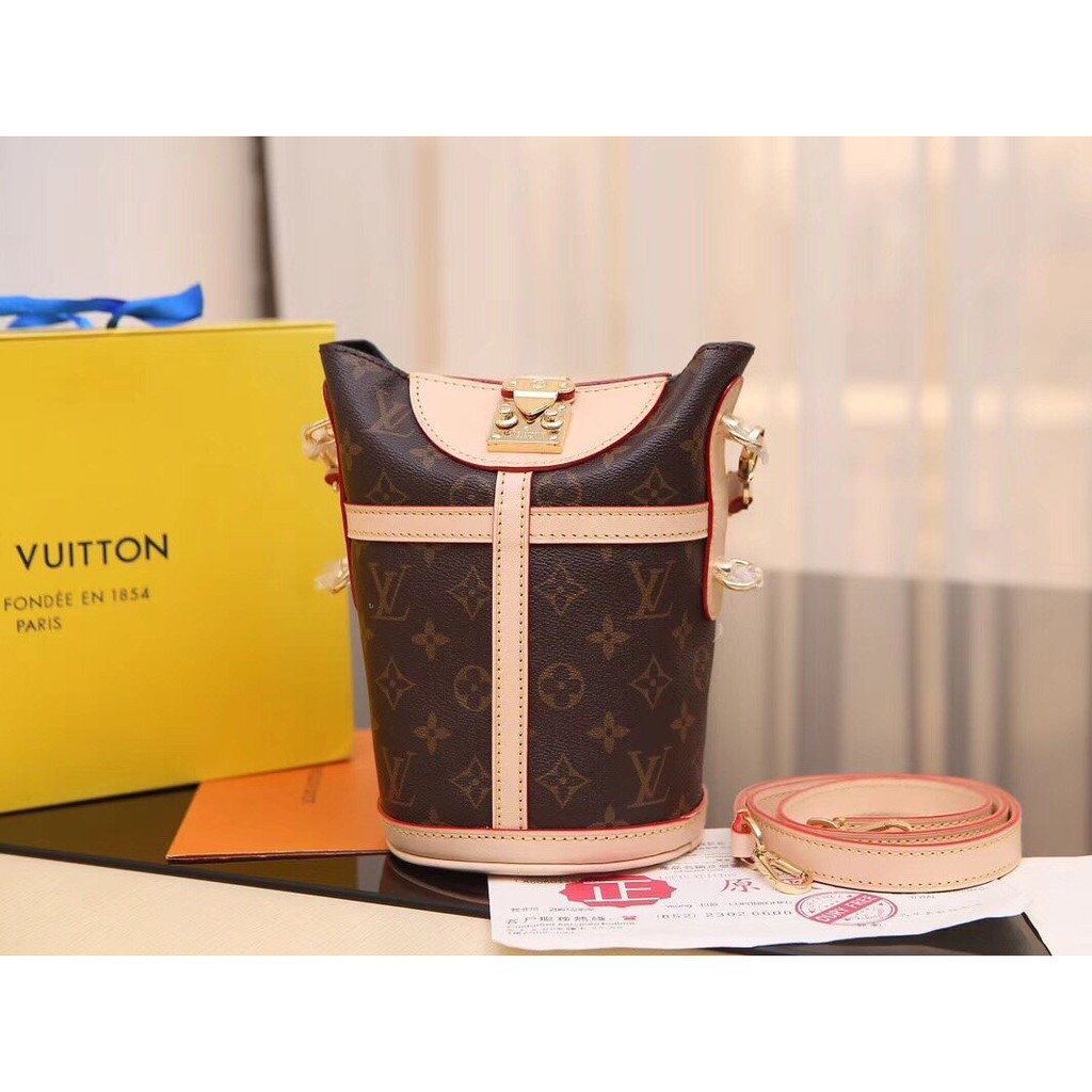 Spot real shot LOUIS VUITTON/Louis Vuitton Duffle handbag LV fashion cosmetic bag trendy bucket