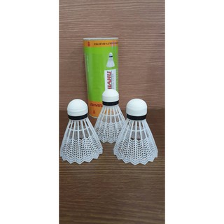 ลูกแบดมินตันพลาสติก BADMINTON SHUTTLECOCK สีขาว  1 ชุดบรรจุ 3 ชิ้น