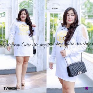 TW9080 Dress #Bigsize เดรสสั้นเว้าไหล่แต่งผ้ามุ้ง สกรีนฟรอยสีทองลายโลโก้แบรนด์ดัง