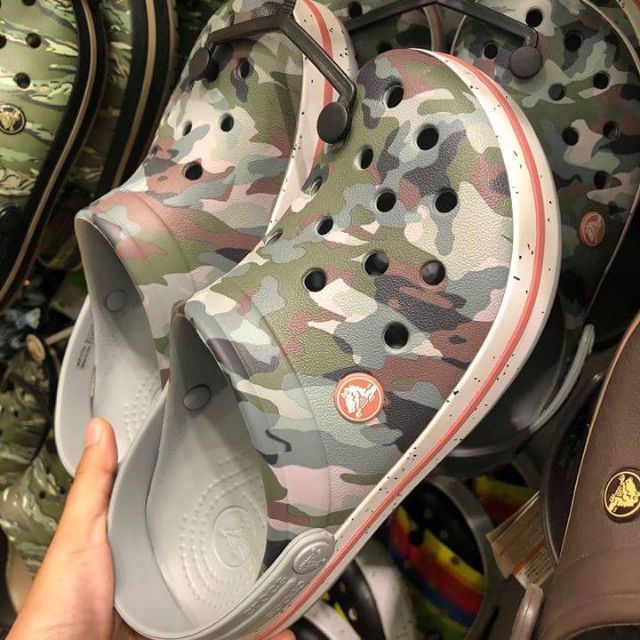 รองเท้ามือ 1 crocs 💯%  ขนาด m6 w8 ยาว25เซน