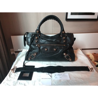 ❌sold❌Used balenciaga giant21 city สีดำ หมุดโรสโกว สภาพโดยรวมดี ขอบมุมมีร่องรอยการใช้งานบ้าง