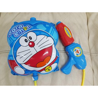 ปืนฉีดน้ำแรงดันอัดลม แบบเป้การ์ตูน ลาย DORAEMON ขนาด 30 cm ฉีดน้ำได้ไกล 5-10 เมตร จุน้ำ 0.5 ลิตร ลิขสิทธ์ของแท้ KT-480