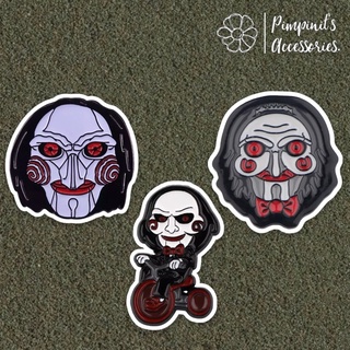 🇹🇭 พร้อมส่ง : เข็มกลัดเซ็ทตัวละครจากภาพยนตร์สยองขวัญ ซอว์ เกมต่อตาย | SAW Horror Movie Enamel Brooch Pin Set.