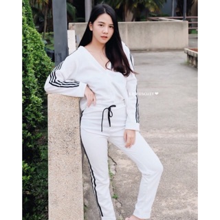 ชุดเซ็ตแขนยาวแต่งแถบ เสื้อทรงคอวีติดกระดุมหน้า กางเกงทรงเดฟปรับรูดเชือกเอว