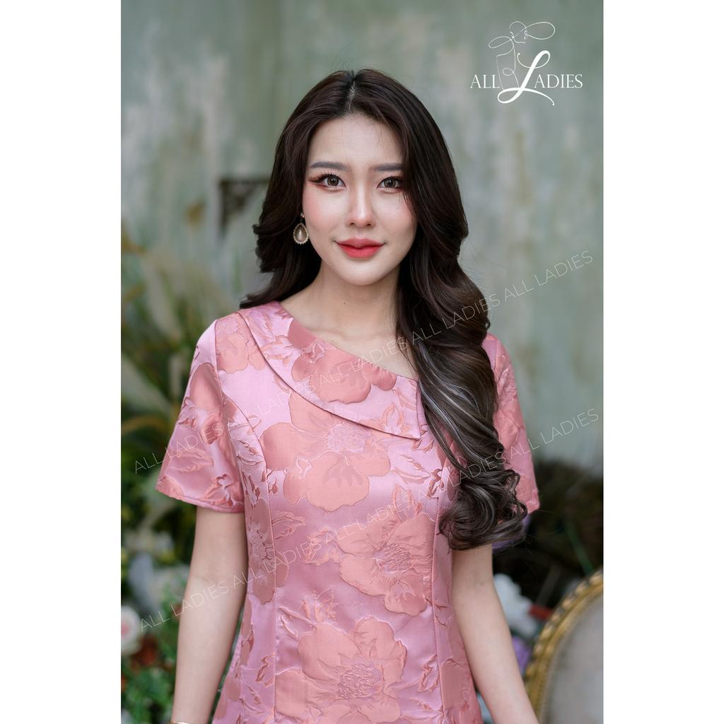All Ladies เดรสปกข้างเดียวดีไซน์เก๋ ผ้านุ่มใส่สบาย ทอลายนูนสามมิติสวยมาก ๆ ใส่ออกงานหรือทำงานก็ได้นะคะรุ่นนี้