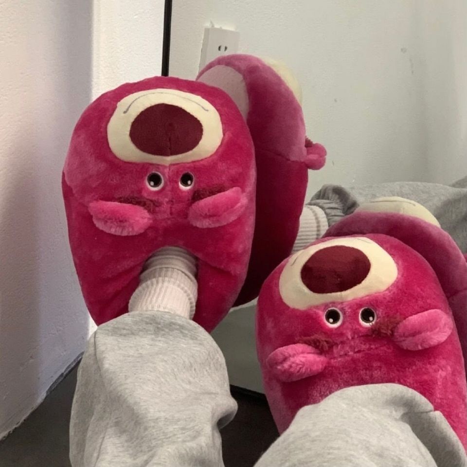 รองเท้าสลิปเปอร์ รองเท้าใส่ในบ้าน สลิปเปอร์ slipperเพิ่มความอุ่นให้เท้า Cutie Strawberry Bear *ขนนิ่มนุ่มฟู ราคาถูก!!