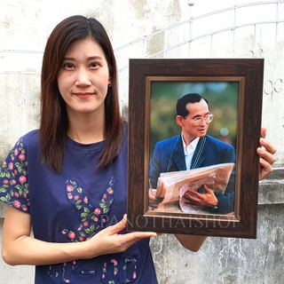 รูปในหลวงรัชกาลที่ 9 ทรงงาน กรอบไม้นำเข้า สุดคลาสสิคใส่กระจกตัดแสงแบบดีที่สุด