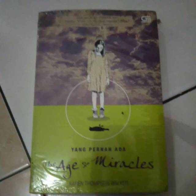 The Age Of Miracles (Never) โดย Karen Thompson รองเท้าวอล์กเกอร์