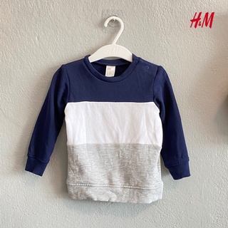 (ส่งต่อ) H&amp;M เสื้อสเวตเตอร์ เด็กผู้ชาย ไซส์ 80 (9-12M) สีกรมขาวเทา 💙🤍 💢มีตำหนิ ผ้าขาด1จุด