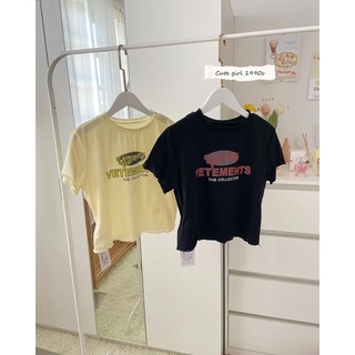 ST710 เสื้อครอปแต่งขอบหยักสกรีน  Vetements 🧸✨