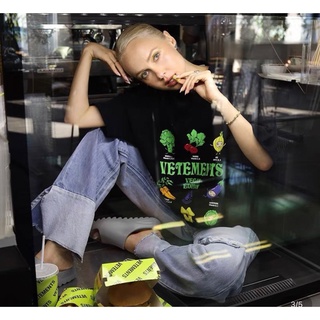 เสื้อยืด VETEMENTS T-SHIRT  คอลใหม่ ล่าสุด กับเสื้อทรงoversized งานunisex ถ่ายสดจากสินค้าจริง100% Size XS / S / M