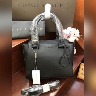 CHARLES &amp; KEITH SMALL CITY BAG ของแท้ ราคาถูก