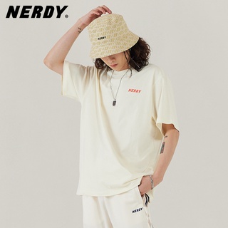 Nerdy เสื้อยืดแขนสั้นลําลองพิมพ์ลายโลโก้สไตล์เกาหลีสําหรับผู้หญิงและผู้ชาย