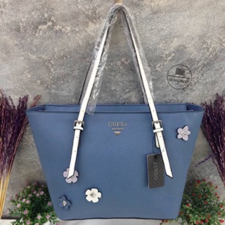 Guess กระเป๋าสะพาย หนัง Saffiano ทรง Tote (outlet) สีฟ้า