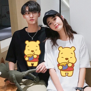 แฟชั่นยูนิเซ็กซ์♤♙Winnie The Pooh คู่แฟชั่นเกาหลีคอกลมรูปแบบเสื้อยืดคู่ Unisex Tops Tees 5088