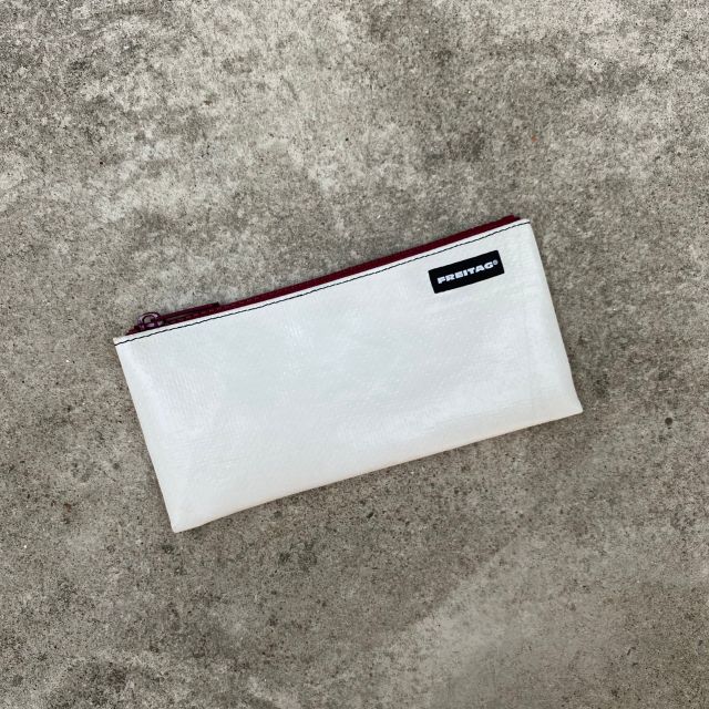 กระเป๋าใส่ของ Freitag
รุ่น F06 SERENA ผ้าใบสีขาว ซิปสีแดง มือ 1