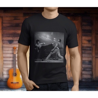 เสื้อยืดผ้าฝ้ายพิมพ์ลายขายดี  ใหม่ เสื้อยืดลําลอง แขนสั้น คอกลม พิมพ์ลาย Bruce Lee VS Ali The Boxer สีดํา สไตล์วินเท