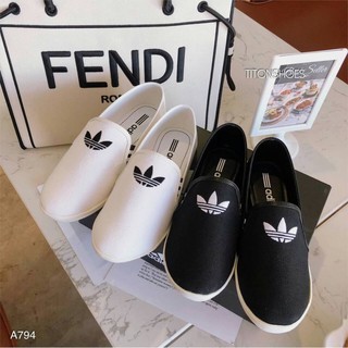 รองเท้า Adidas slip on