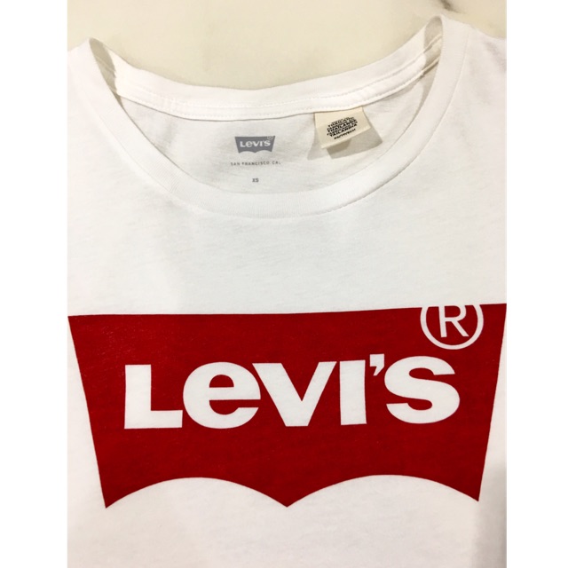 เสื้อยืดแบรนด์ Levi’s จาก 890 ส่งต่อ 180฿ สีขาว ผ้านิ่ม ใส่สบาย