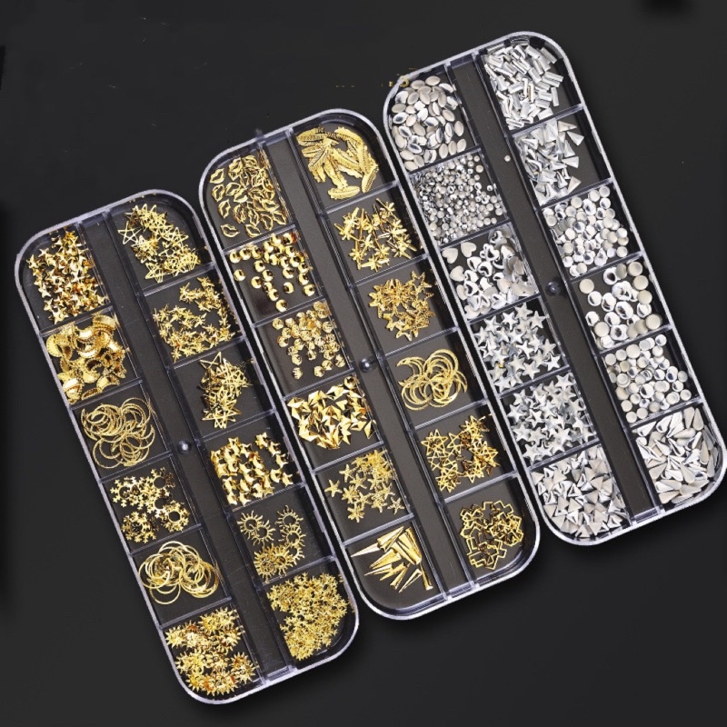 อะไหล่ตกแต่งเล็บแบบต่างๆในตลับยาวขนาด12ช่องมี 50 แบบสวยๆ พร้อมส่งในไทย