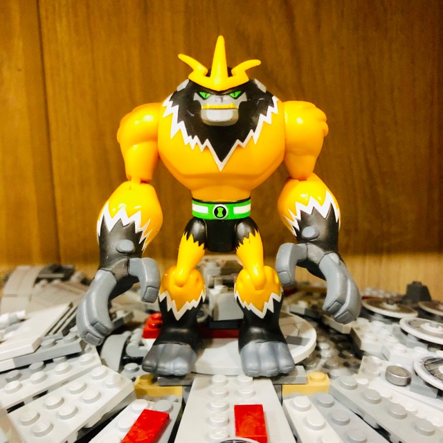 ben 10 omniverse shocksquatch action figure
