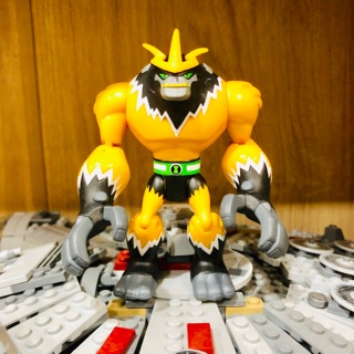 Ben 10 Omniverse Shocksquatch 4” Action Figure (loose)