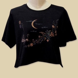 เสื้อ Crop ลาย Black cat in the Mystic Summer ออกแบบโดย ทรงศีล ทิวสมบุญ