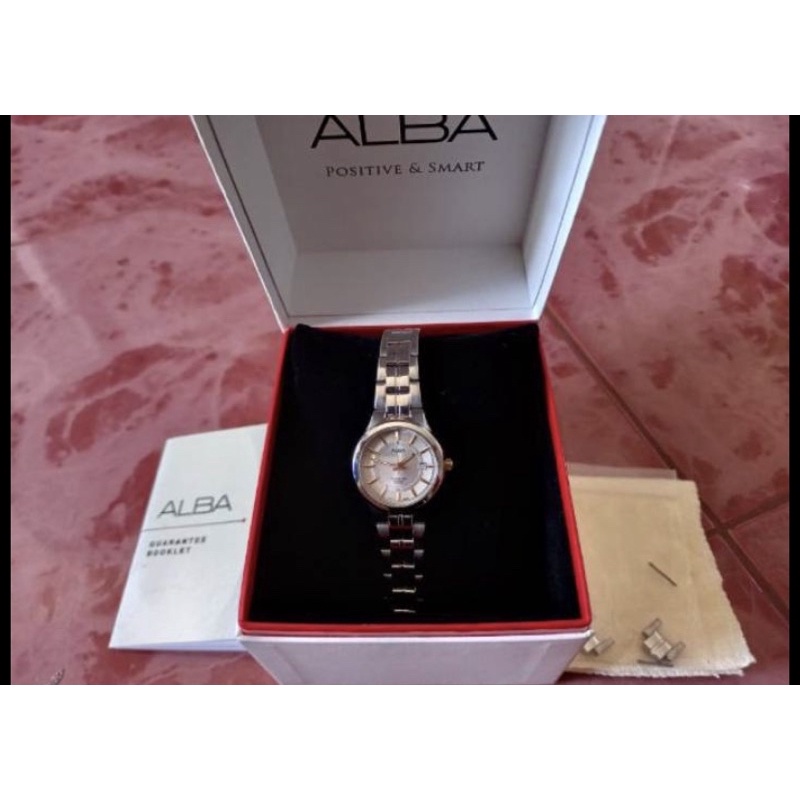 ส่งฟรี !!!! นาฬิกาข้อมือผู้หญิง ALBA เรือนนี้ใหม่มาก สายสแตนเลสสวยมากมีข้อต่อสำหรับข้อมือใหญ่กว่านี้พร้อมกล่อง