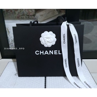 ถุงแบรนด์เนม CHANEL ขนาด12 นิ้ว สีดำพร้อมริบบิ้นCHANEL+ดอกคามิเลีย ครบเซ็ท ของแท้💯%จากเคาน์เตอร์ไทยค่ะ