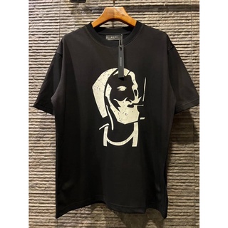 AMIRI X ZIG ZAG CRACKLE TEE เสื้อยืดคอกลมแขนสั้น แบรนด์เอมิริ สีดำ สกรีนตัวหนังสือโลโก้ด้านหลัง ชายหนวดสูบบุหรี่
