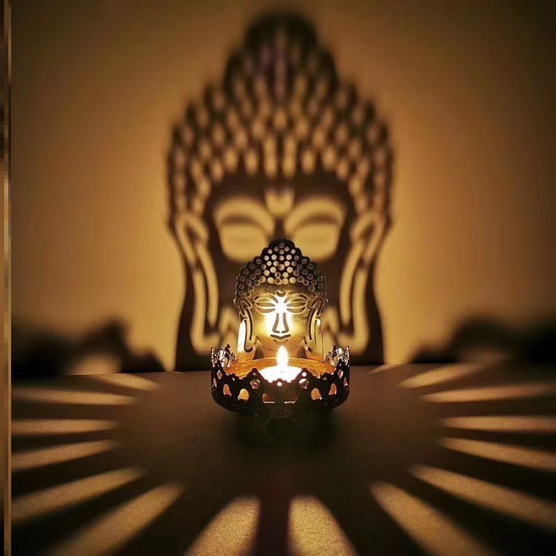 เชิงเทียนแสงตกกระทบรูปพระพุทธเจ้า