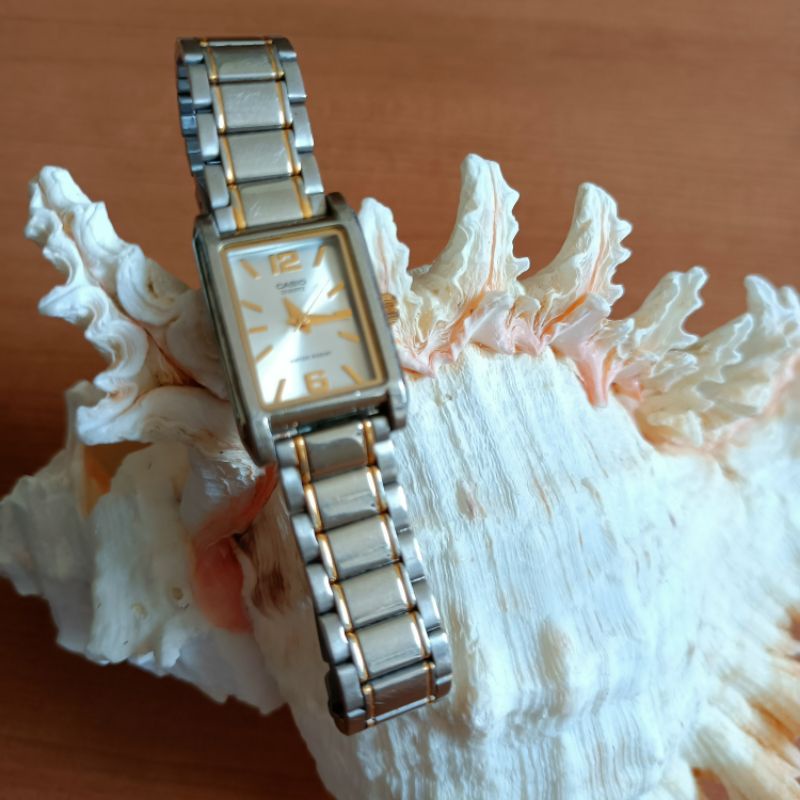 นาฬิกาแบรนด์ casio รุ่น LTP1235หน้าปัดสีทอง สายสแตนเลส 2 กษัตริย์ของแท้ 100% มือสองสภาพสวย