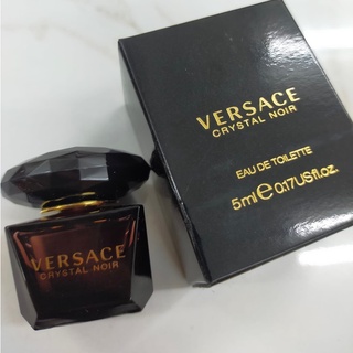 มีกล่อง 5ml น้ำหอม ของแท้ Versace Crystal Noir EDT ให้ความรู้สึกสดชื่น หอมหวานสำหรับหญิงสาวมีระดับ ผู้ชื่นชอบความทันสมัย