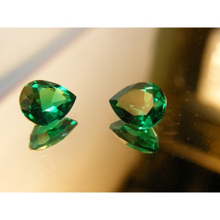 มรกต พลอย Columbia โคลัมเบีย Green  Emerald  very fine lab made PEAR shape 10x7 มม mm...4 กะรัต carats (2 เม็ด)