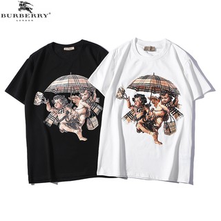 เสื้อยืดผ้าฝ้ายพิมพ์ลาย[Ready Stock] Burberry ลายสก๊อตคลาสสิคตกแต่งคิวปิดพิมพ์ผ้าฝ้ายคอกลมแขนสั้นเสื้อยืดคู่รัก