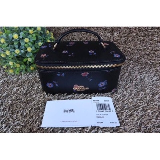 กล่องเครื่องสำอางค์ COACH F57096 VANITY CASE WITH VINTAGE PRAIRIE PRINT  ขนาด &gt;&gt;&gt;  6" (L) x 3" (H) x 3 1/4" (W)