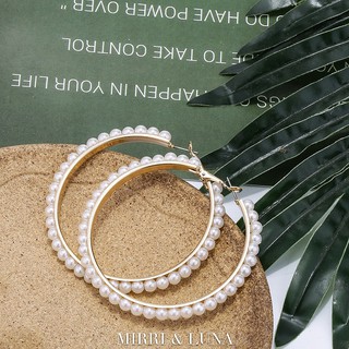 ต่างหูห่วงมุกแบบขนาดโอเวอร์ Statement Multi Pearl Hoop Earrings