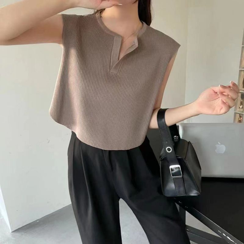 Eyofficial2266พร้อมส่งเสื้อครอปแขนกุดคอกลมแหวกคอนิดหน่อยผ้าไหมพรม - ey ...