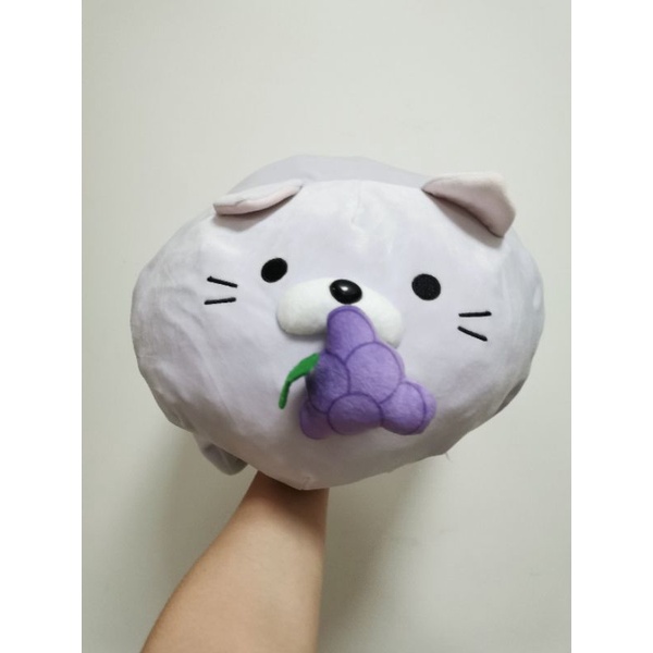 ตุ๊กตาแมว​ Goroneko Summit Cat สีม่วงอ่อนถือองุ่น🍇​ ตัวนู๊มมมากก เนื้อมาชเมลโล่โมจิ ตัวนุ่มนิ่ม ยืดๆ