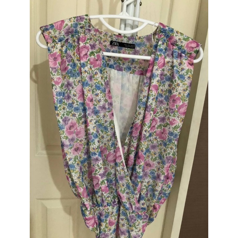 Zara Body Suit ทำงานได้ เดินห้างได้ ใส่ไปรับลูกได้ สภาพดีที่สุด เพราะใส่ไป 1 ครั้งถ้วน Tag Size S อก