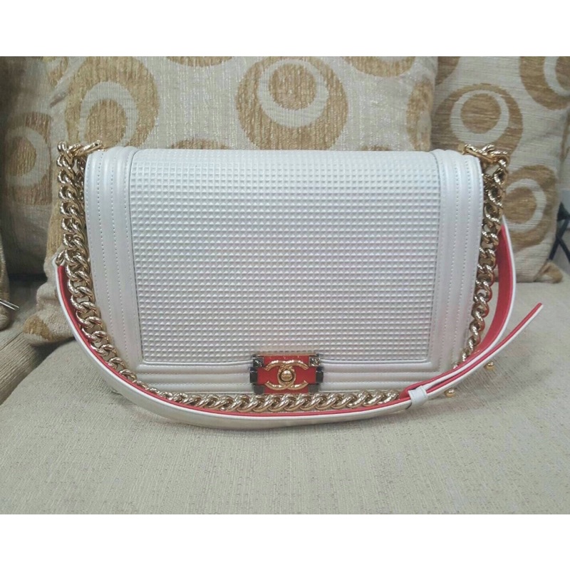 Chanel มือสองของแท้ รุ่น Boy Cube สีขาว