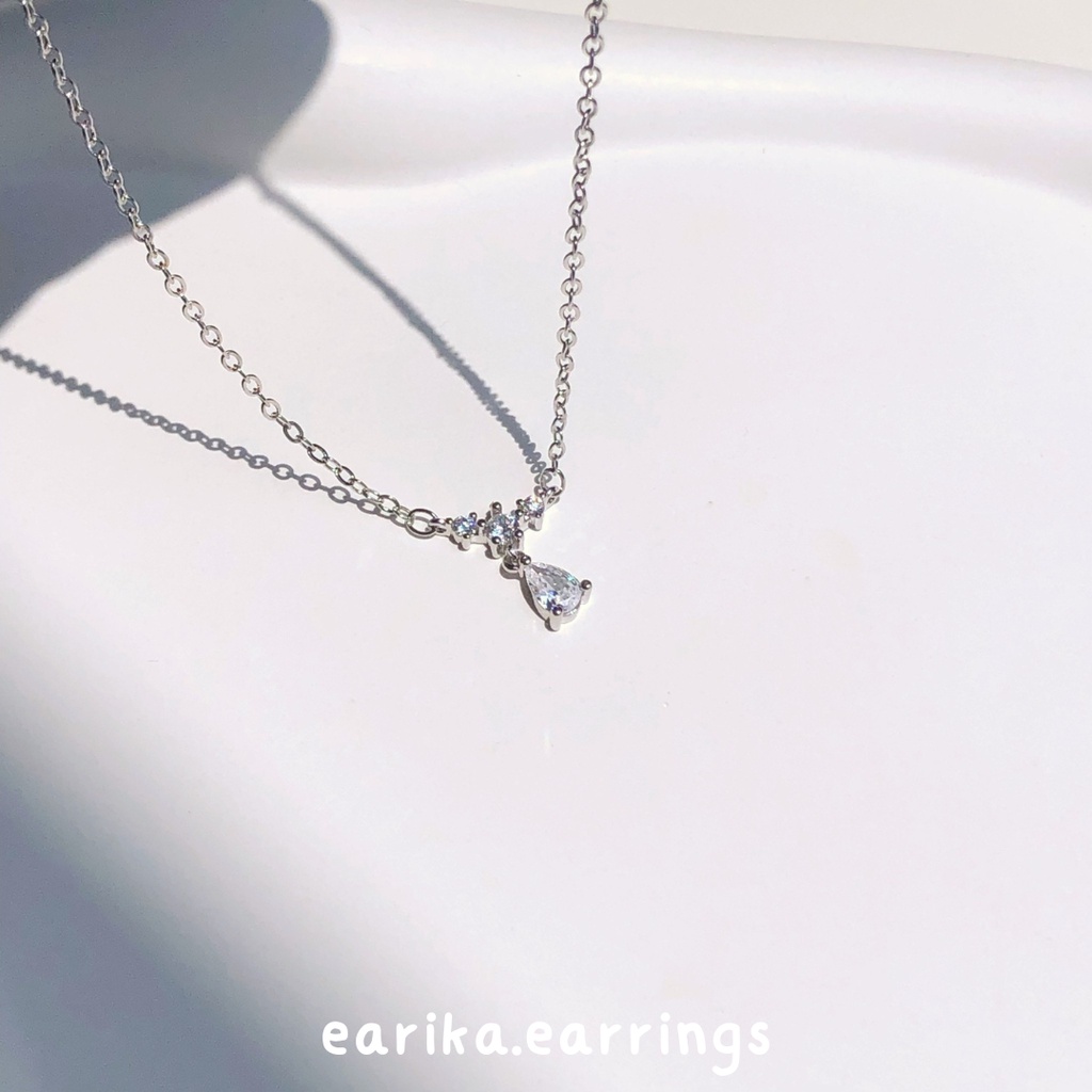 (กรอกโค้ด C3Q6K ลด 65.-) earika.earrings - diamond drop necklace สร้อยคอจี้เพชรทรงหยดน้ำเงินแท้ S92.5 ปรับขนาดได้