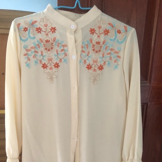 เสื้อเชิ้ตลายปัก มือ1 สีครีมออกไข่ไก่