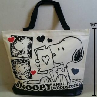 กระเป๋าสะพาย ผ้าดิบ มีซิปด้านบน ค่ะ ลาย snoopy สนู๊ปปี้ ขนาด 18x16x3.5นิ้ว