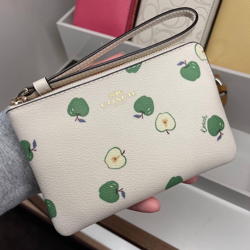 พร้อมส่ง แท้ ???????????? New Coach คล้องมือ 1 ซิป S CORNER ZIP