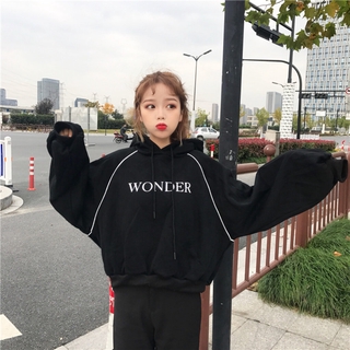 พร้อมส่ง (มี 2 สี) 💖 เสื้อกันหนวแขนยาว ตรงอกพิมพ์ลาย WONDER แต่งแถบสีตัดตรงแขนเสื้อ