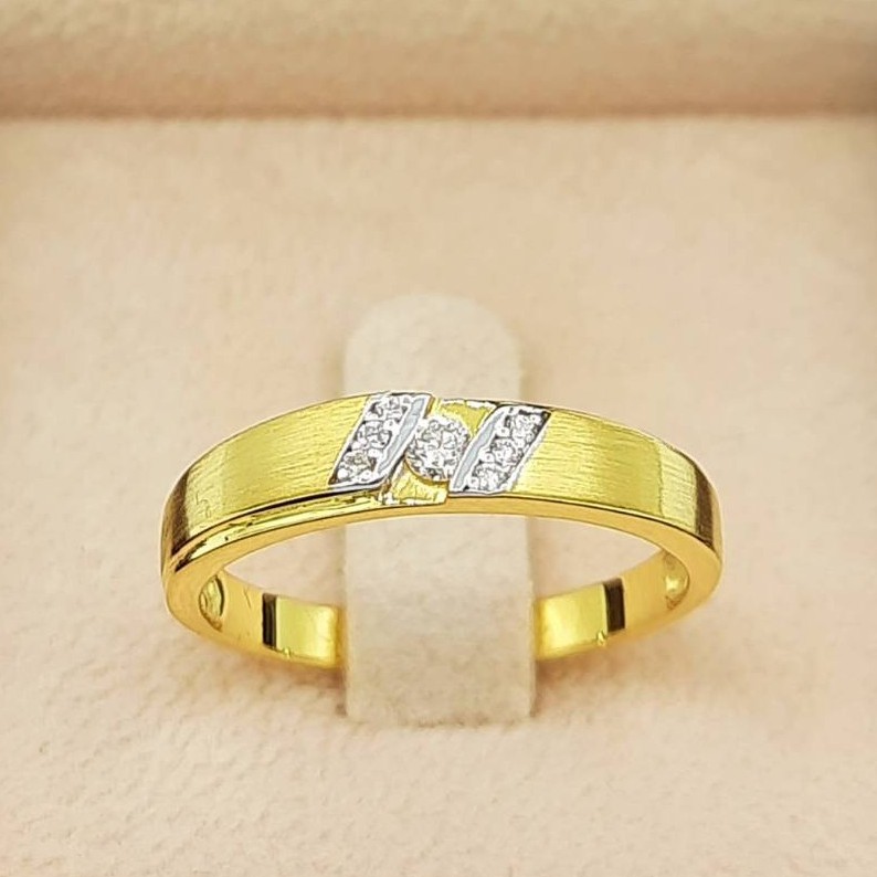 SK Jewelry แหวนเพชร ใส่ได้ทั้งชายหญิง เม็ดกลาง 5 ตัง บ่างข้าง 3 ตัง แหวนคู่แหวนเพชร แหวนทองเพชรแท้ ทองแท้ 9K 37.50%