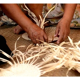 พัดสานใบกะพ้อ พัดโบราณ 10 - 11 นิ้ว (Thai Handmade Fan)